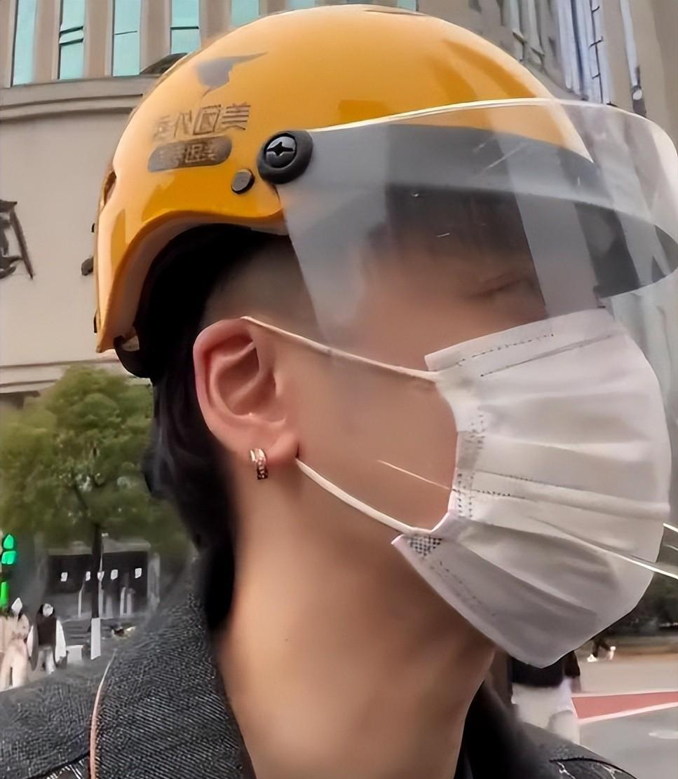 回顾:曝蒋劲夫近况,白天收破烂,晚上送外卖,活得"狼狈不堪"