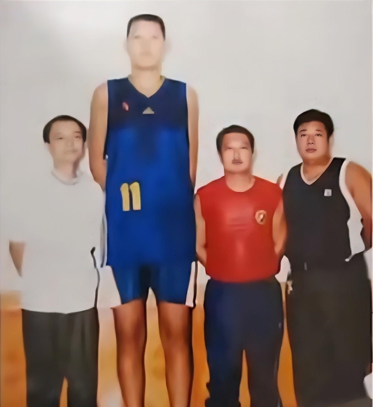 回顾亚洲巨人张欢身高238米被姚明视为接班人如今怎样了