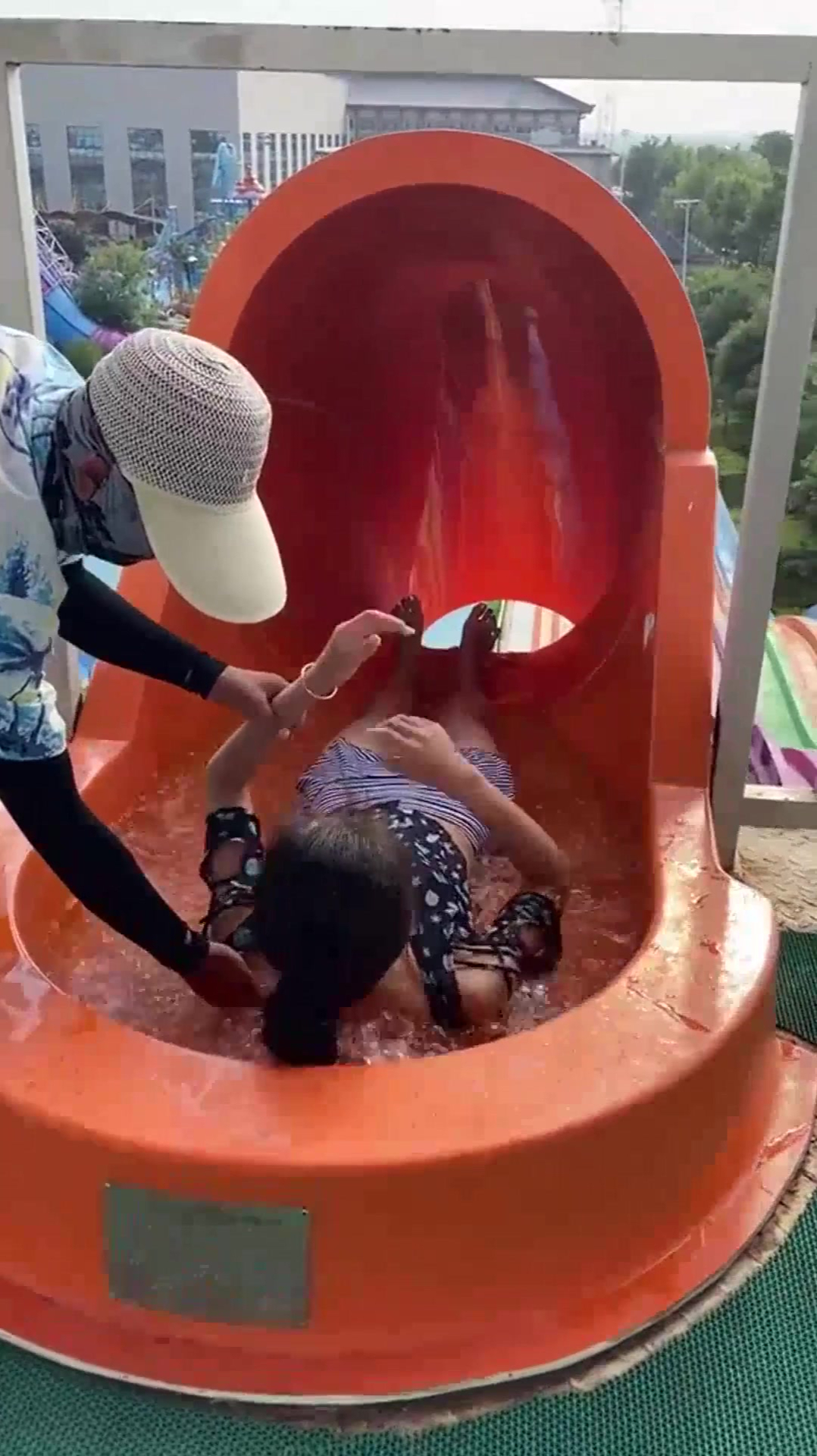 水上乐园的滑梯,美女刚开始滑的那一刻,我去下面等你们!