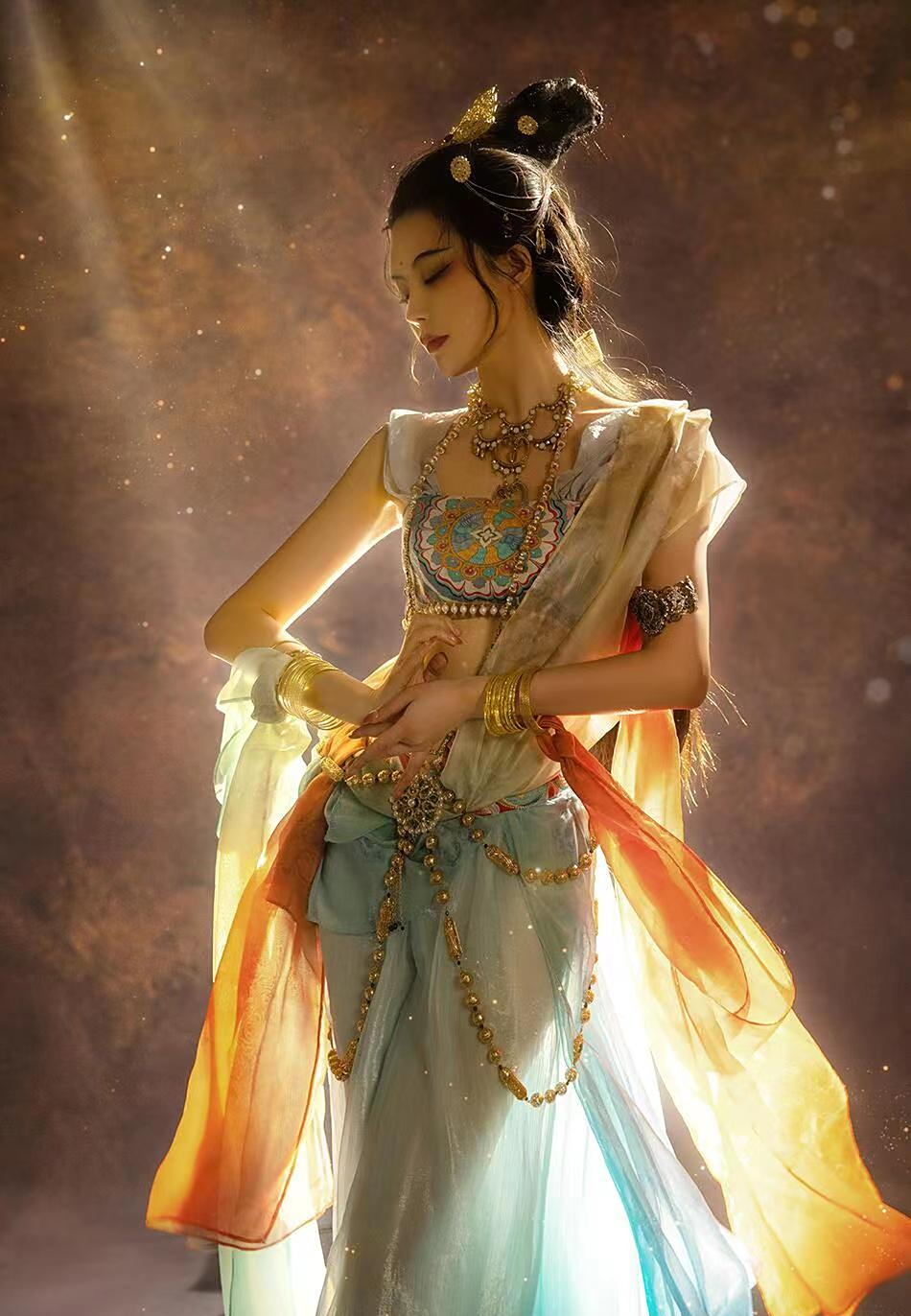 被"清华女神"惊艳到了,穿敦煌服饰仙气十足,纤纤细腰很惹眼