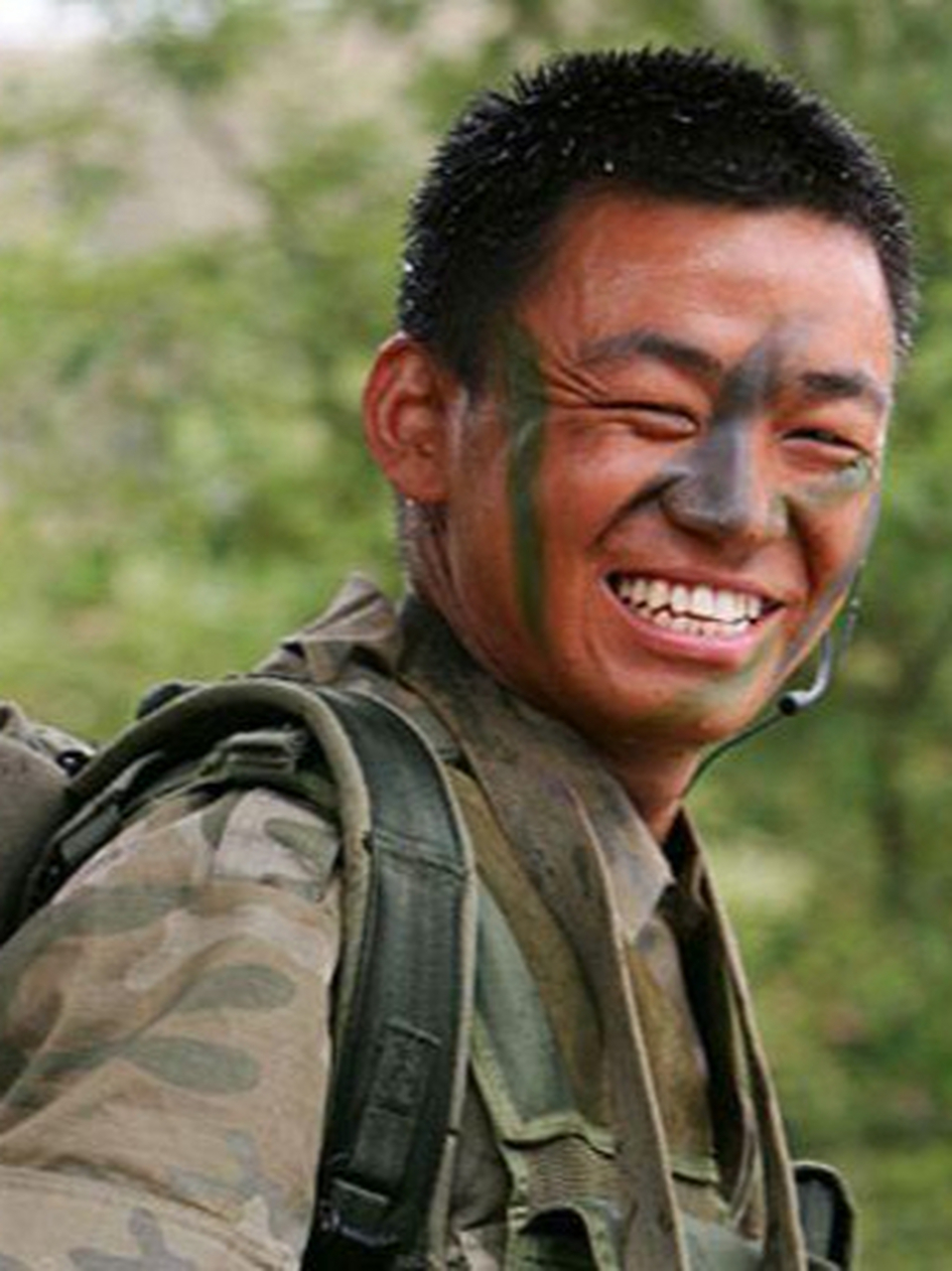 《士兵突击》王宝强在《士兵突击》中饰演的是一个普通士兵许三多,他