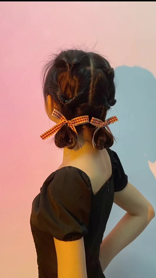 姐妹们快艾特你的闺蜜给你编这个双低丸子头,可爱又减龄