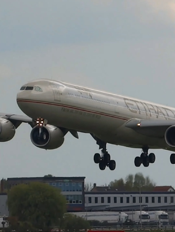 阿提哈德航空公司,空客a340-642客机着陆阿姆斯特丹机场-度小视