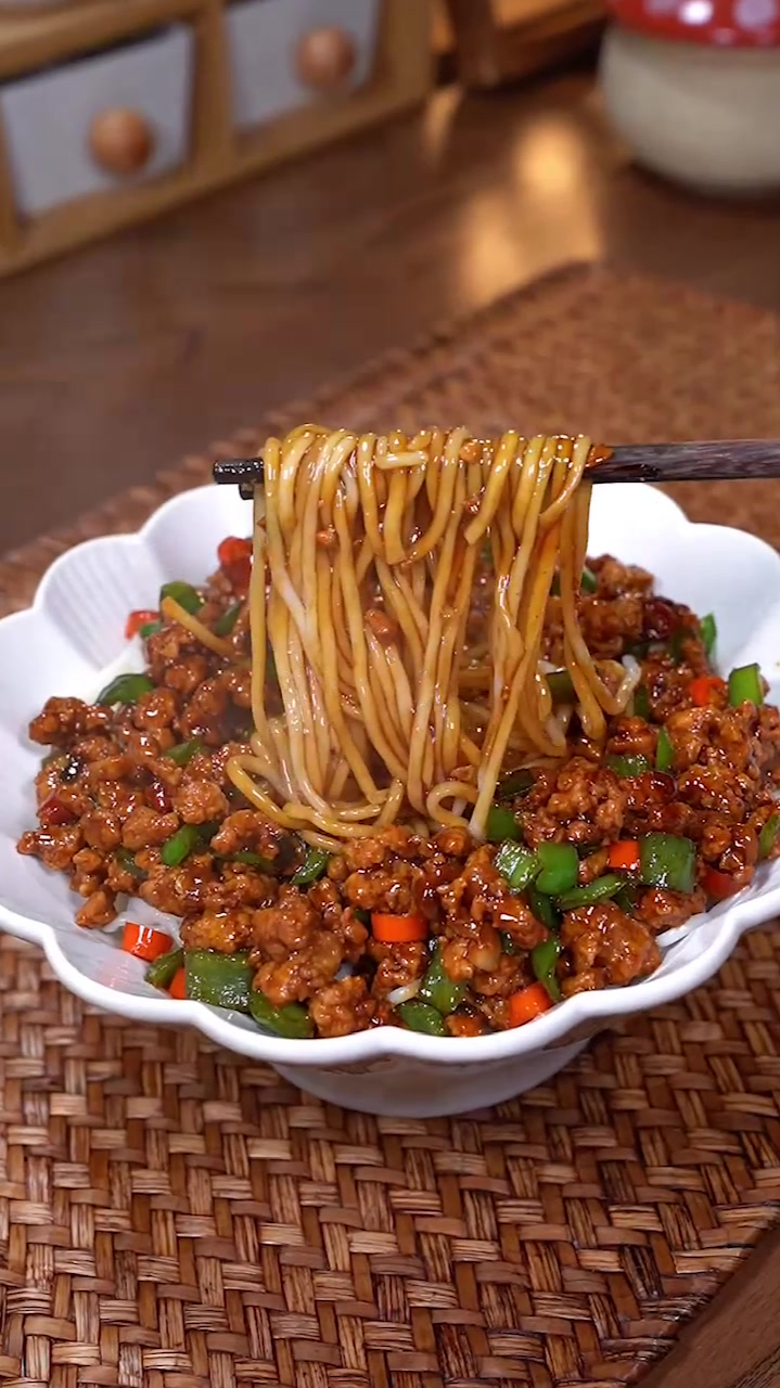 是谁发明的青椒肉末拌面,香到飙泪