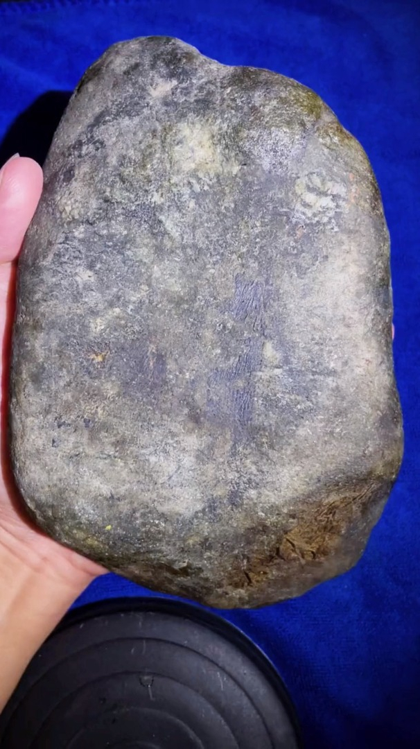 翡翠原石,莫湾基,打灯有黄雾有色!