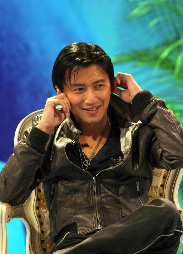 谢霆锋带大儿子返港,lucas一头卷发太帅,父子俩气质相似