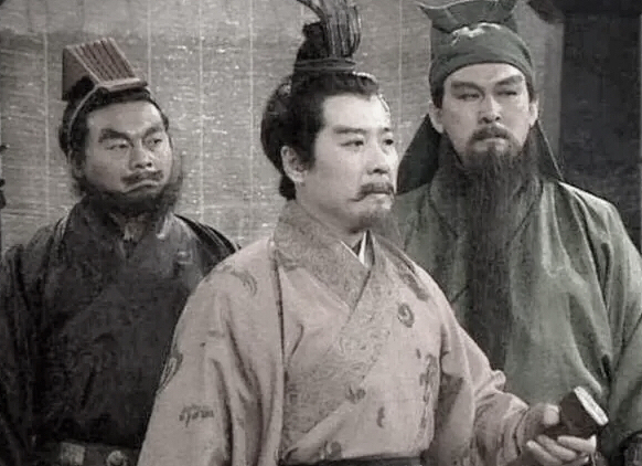 《三国演义》中刘备在关羽张飞兄弟面前哭,又有什么意义呢?