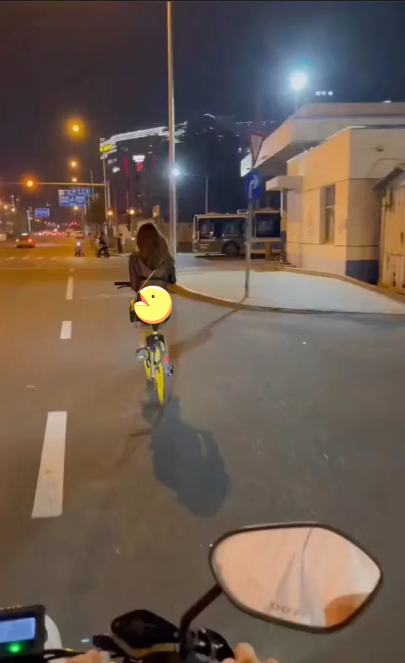 女子晚上骑电动车街上行驶,衣着单薄,网友:自身安全堪忧