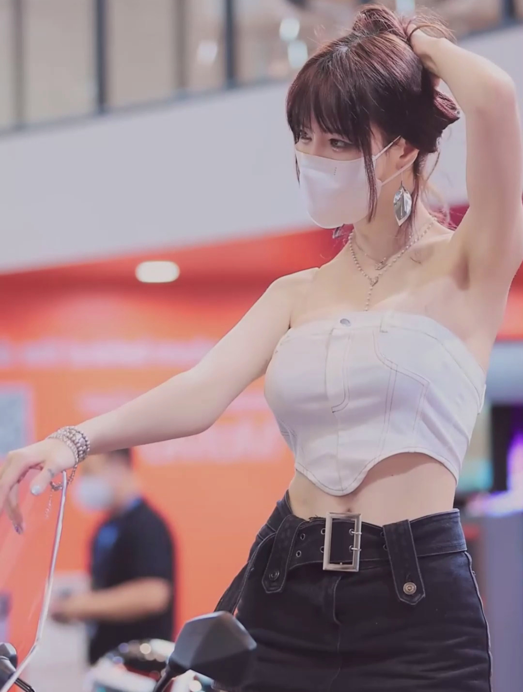 汽车沙龙周,美女车模闵汉娜,精彩视频第3弹,让人怦然心动-度小视