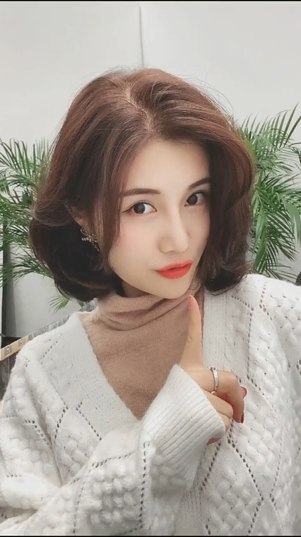 偏女人味的短款披肩卷发