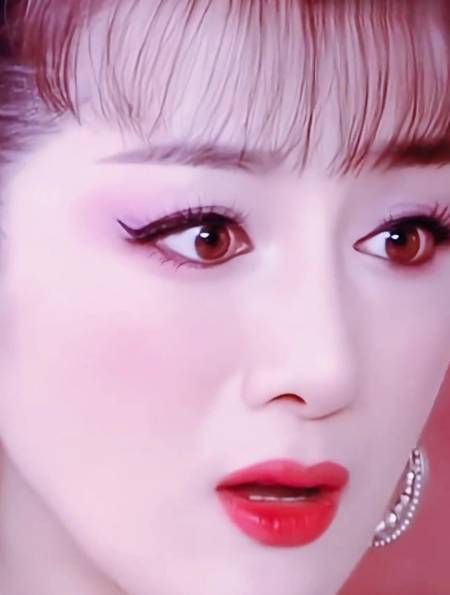 李依晓当年楚汉传奇的虞姬,惊艳了我好久,她真的很有辨识度-度小视