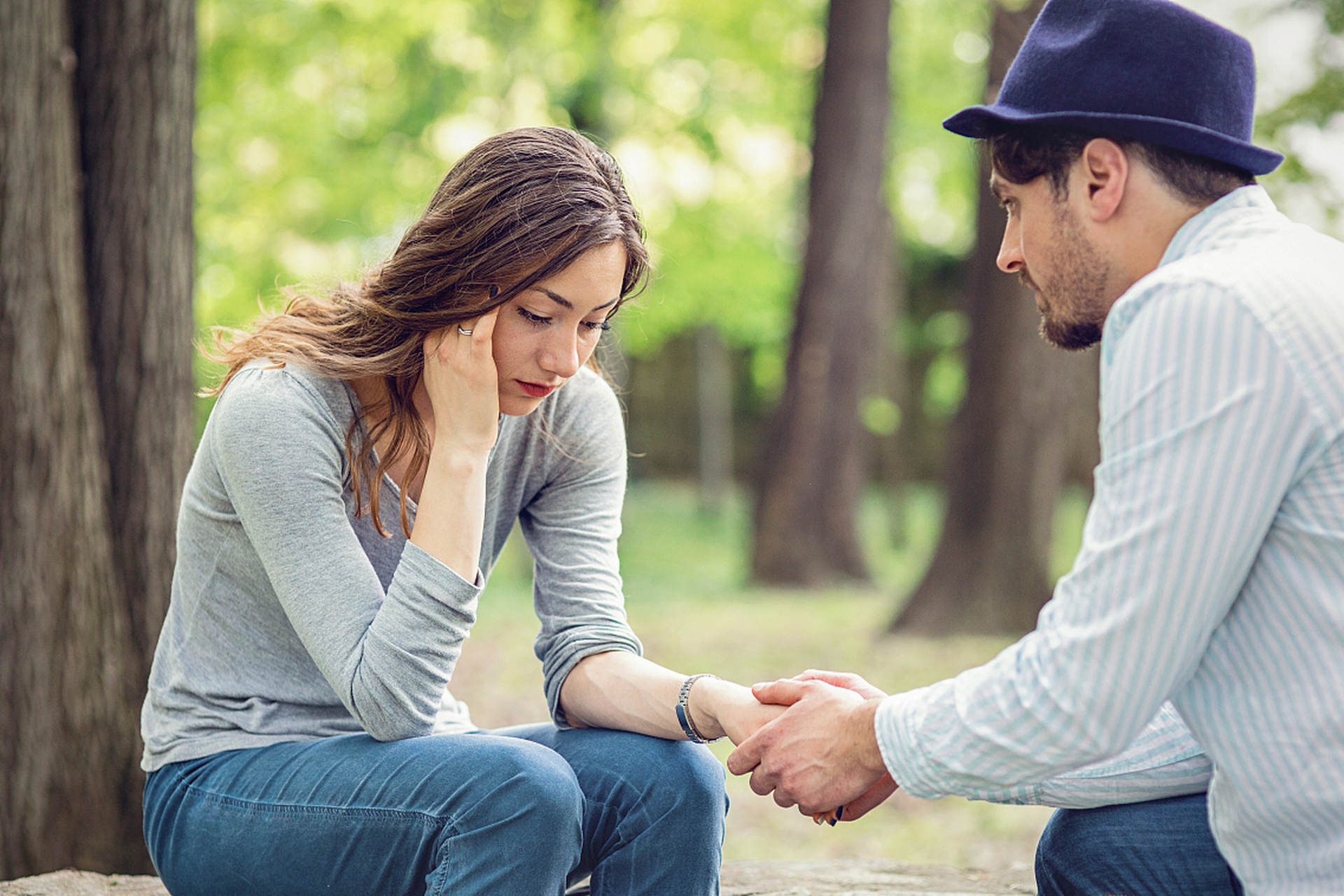 夫妻矛盾时,有效的沟通是关键.要表达感受和需求,也要倾听对方.