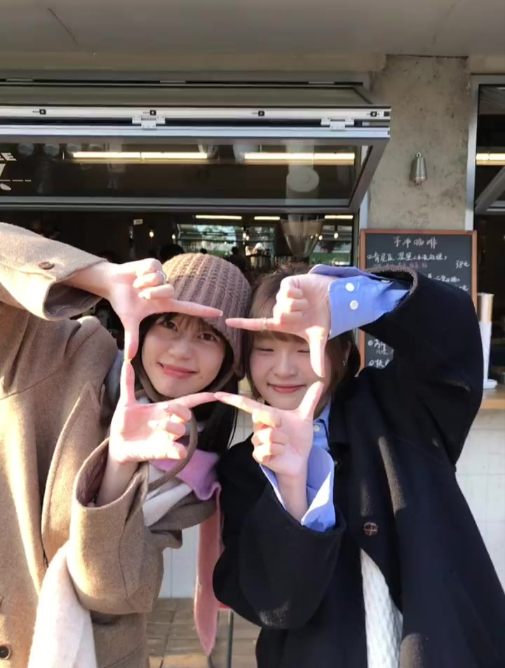 和好朋友可爱搞怪拍照姿势下次这样拍!