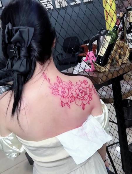 文静优雅的妹子,竟然也喜欢纹身,这朵花看起来真娇艳