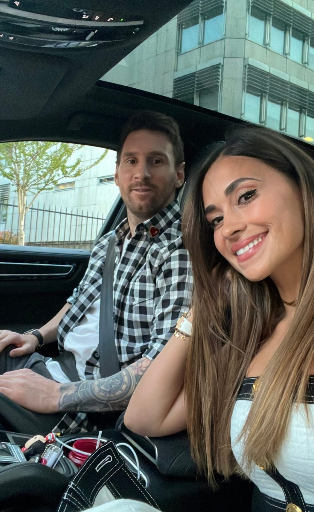 梅西和妻子晒近照!两人开车游玩,妻子面容红润像少女,拥好身材