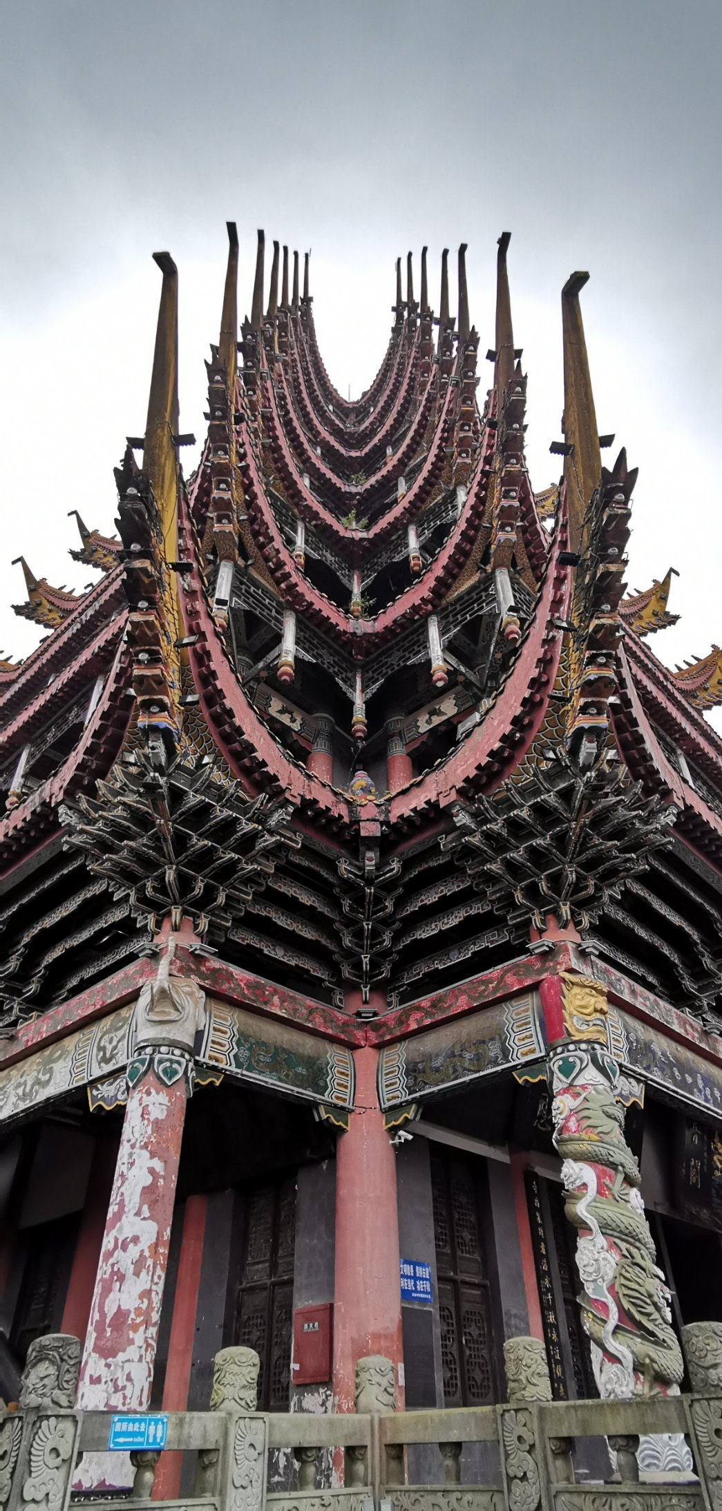 靈泉寺觀音閣,供奉著全國最大的室內觀音像