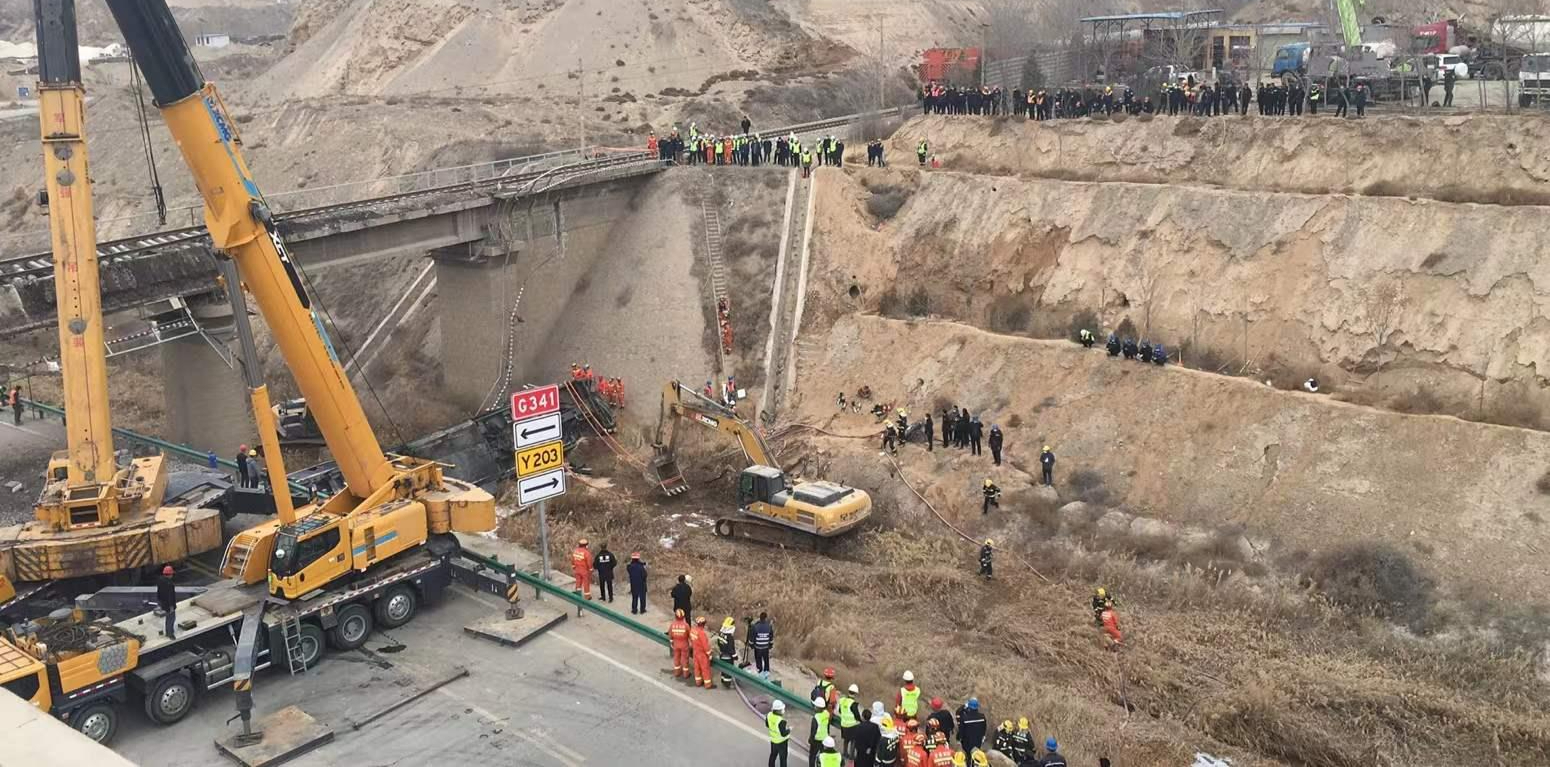 甘肃一列车脱轨坠桥被困4人已全部救出