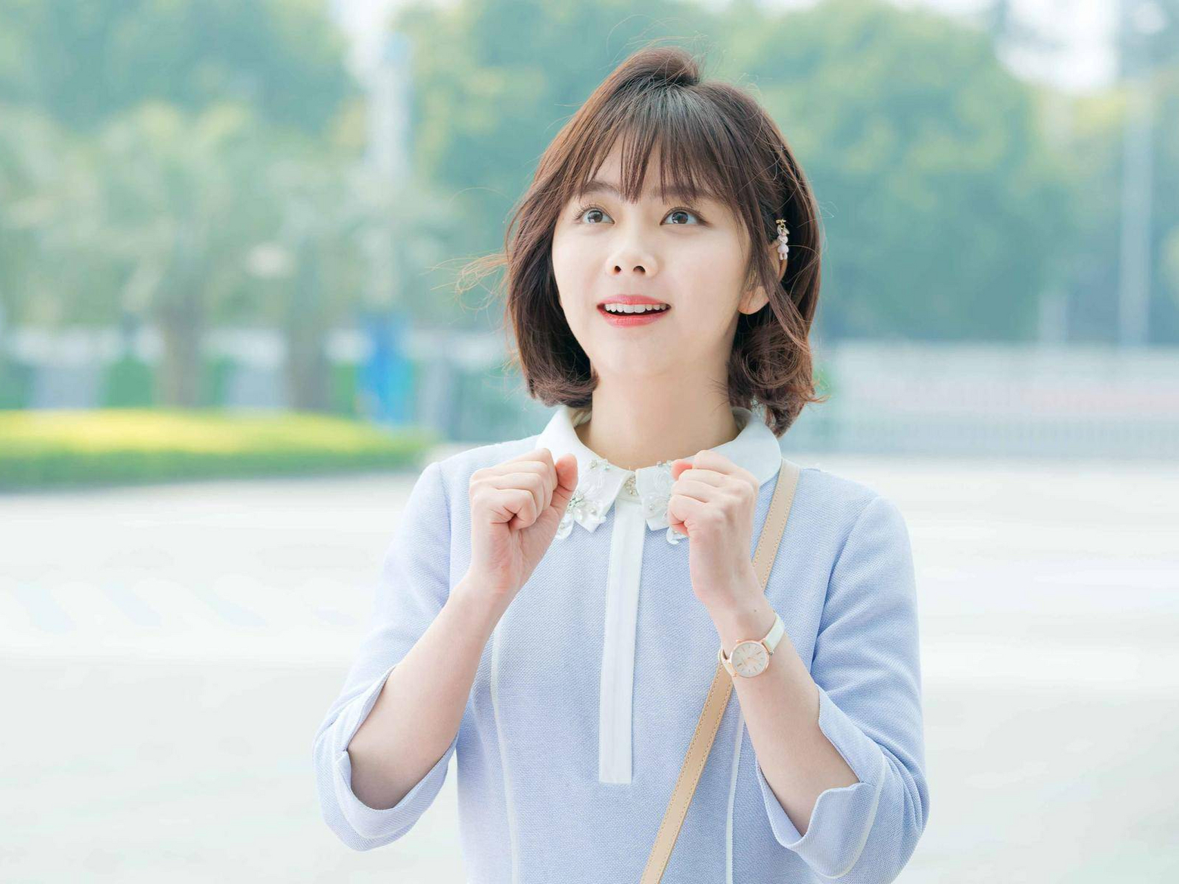 谭松韵,拥有甜美的长相,清纯可人的气质清纯,在她的演艺作品里都能