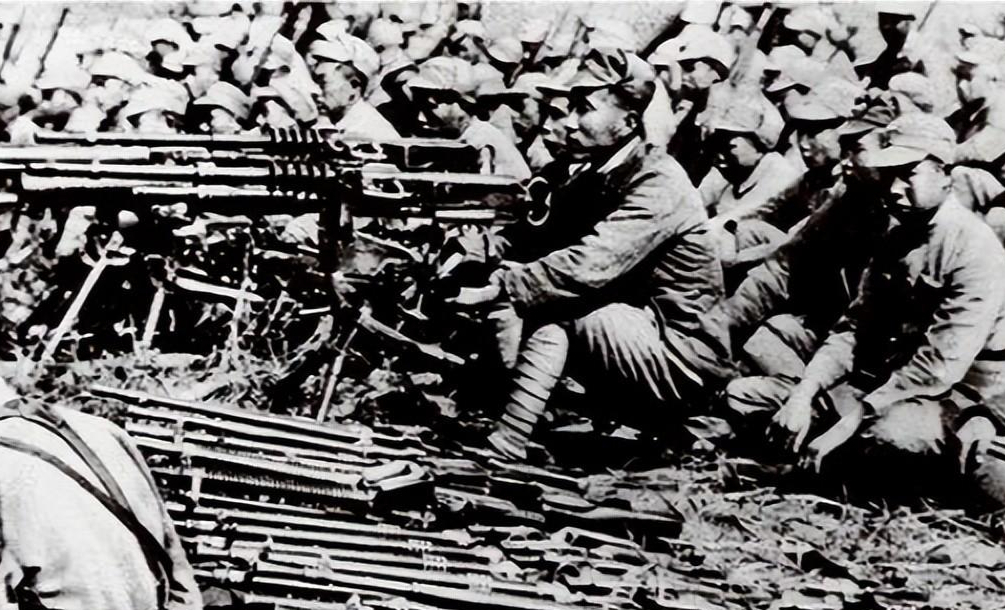 他是开国中将的儿子在2002年被授中将军衔仅过了一年就遭降职