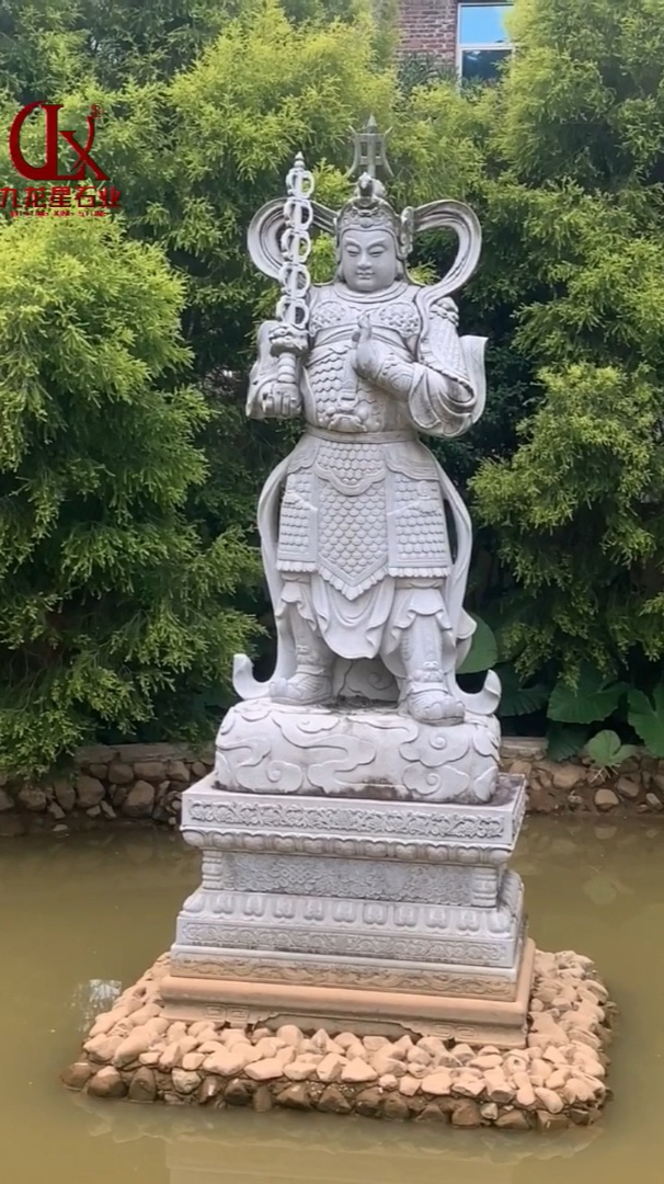 石雕韦陀像安装在寺院户外 雕工精细 巍然耸立