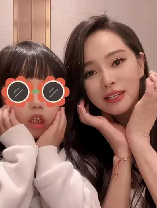 秦昊伊能静女儿整容式长大,6岁小米粒越长越漂亮,长相随妈妈