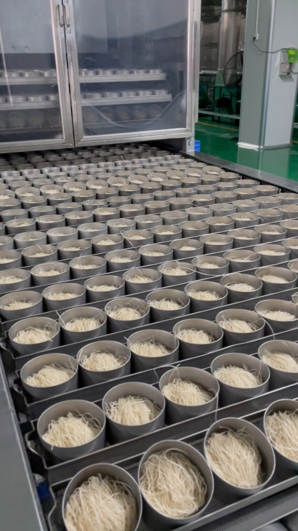 速食粉丝加工厂使用的设备自动化碗装粉丝机可日产十吨粉饼