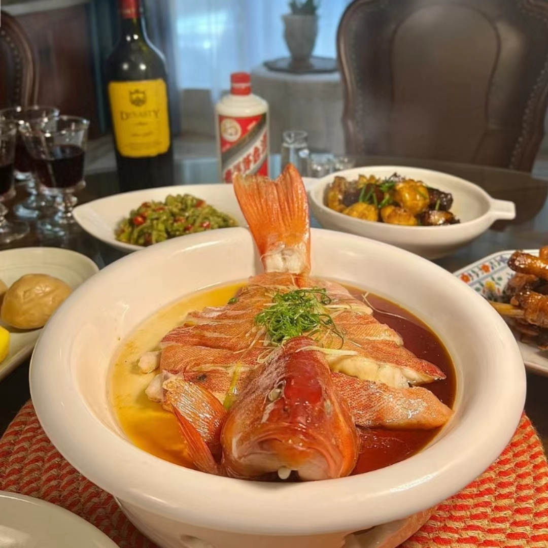 男子朋友吃饭,做了一桌子菜,晒朋友圈火了,网友:好想来蹭饭