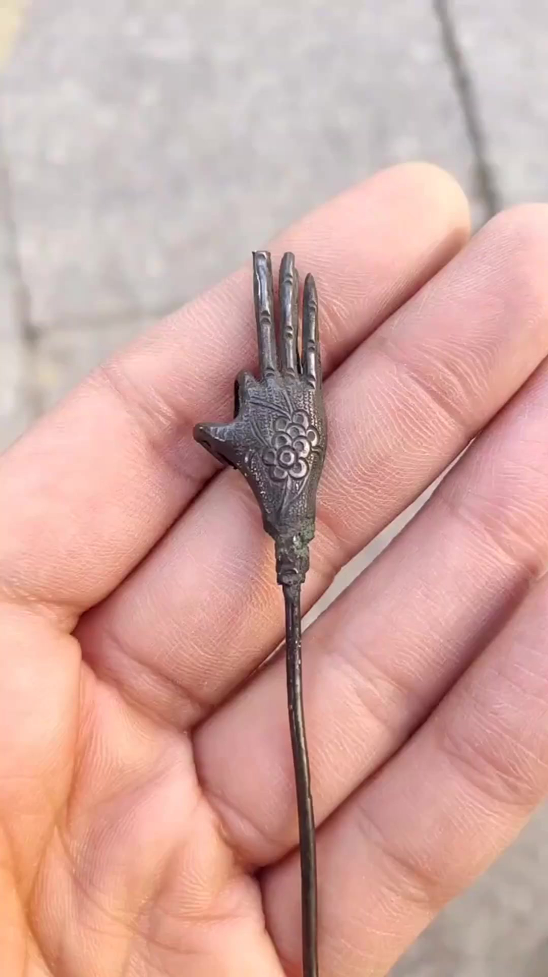 据说这个是古代的刑具,看到这三个手指头,就明白怎么用的了!