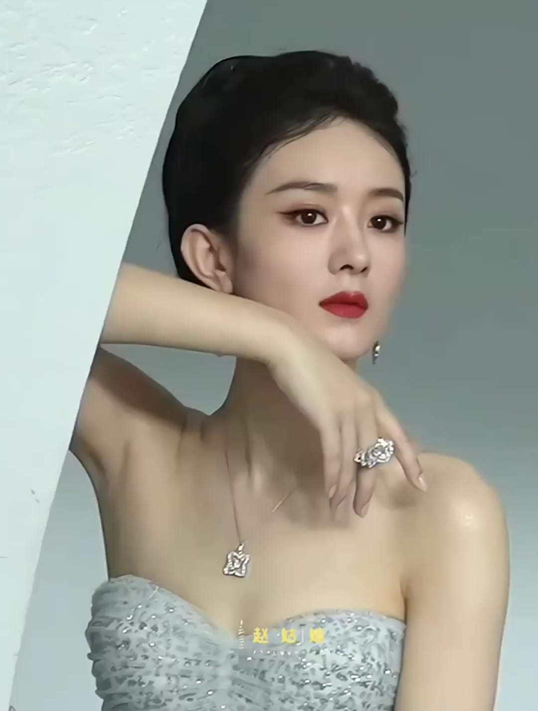 赵丽颖 今天这两套礼服真的很绝,不论白色还是黑色