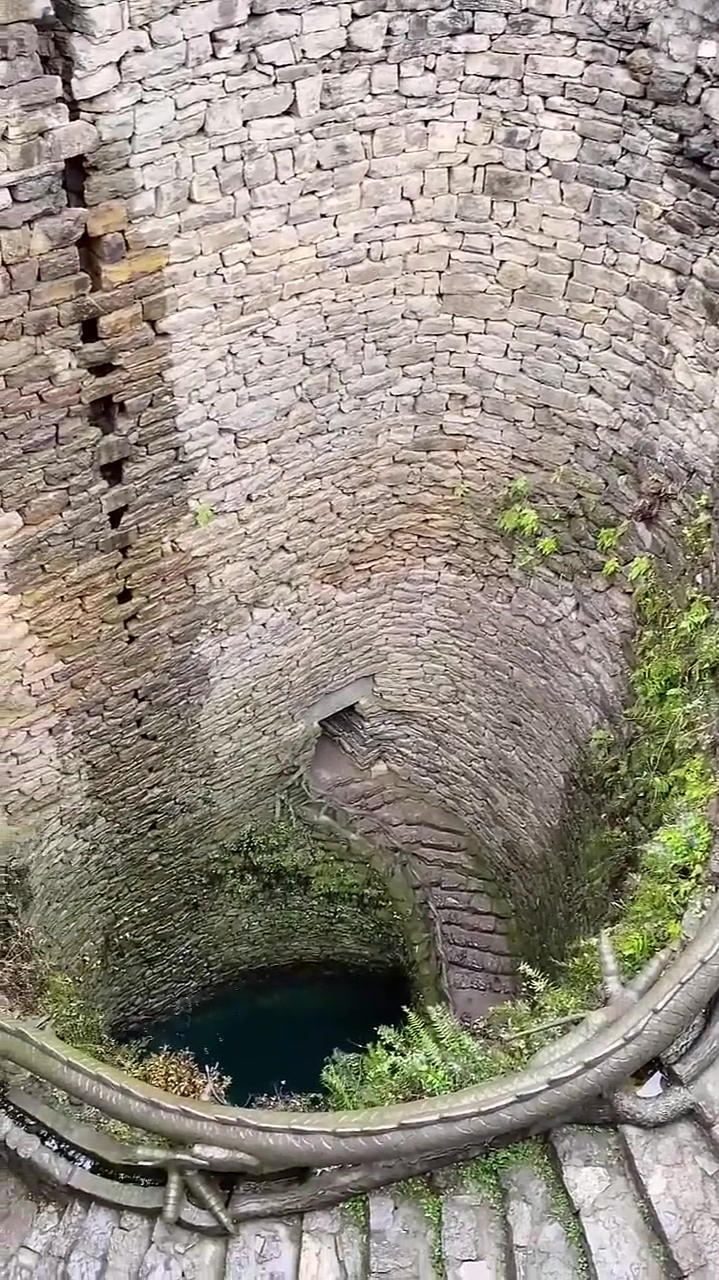 老家门前的千年龙井听说井底有着三公里的龙宫太震撼了