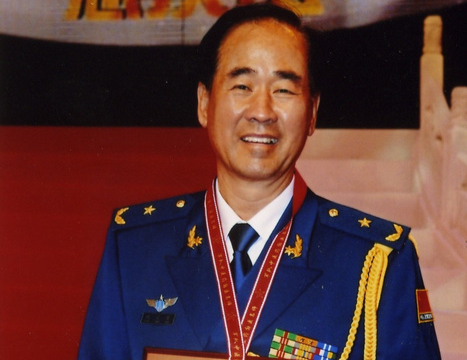 冯天有将军,创立新医正骨疗法,疗效显著,被誉为中华"神手"