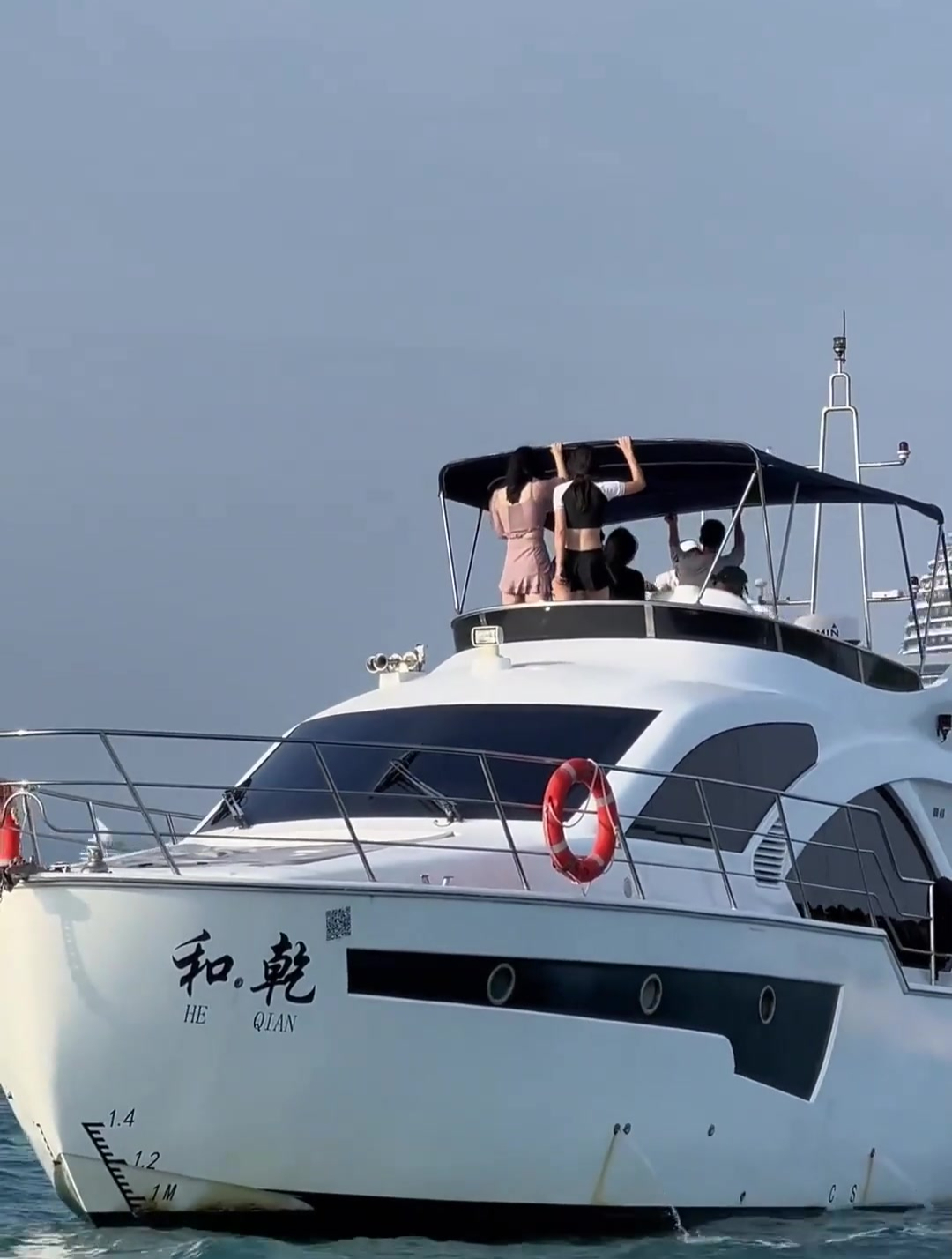 游艇上的性感美女,活泼可爱还有点搞笑,最主要是身材都很好