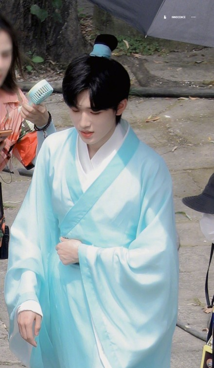 宋亚轩青色长衫造型太好看了吧,这身段不演古装剧真的亏了