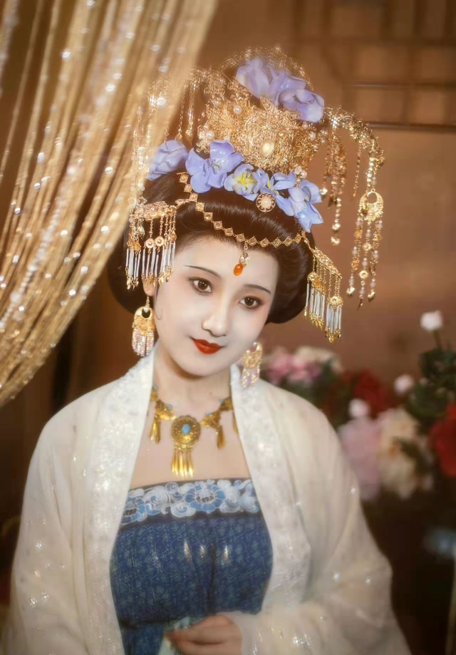 "杨贵妃"仿妆火出圈!网友直言:让你模仿,没让你超越