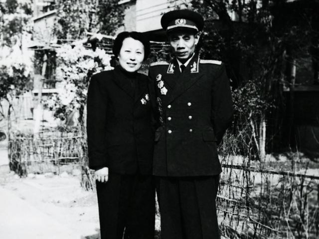 吴信泉将军夫妇