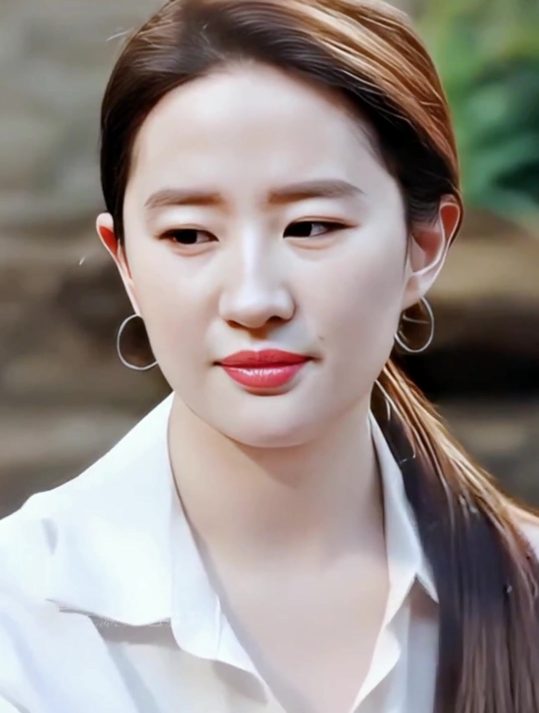 可爱甜美的刘亦菲,罕见大胆尝试性感露背装,身材太好腰线太美!