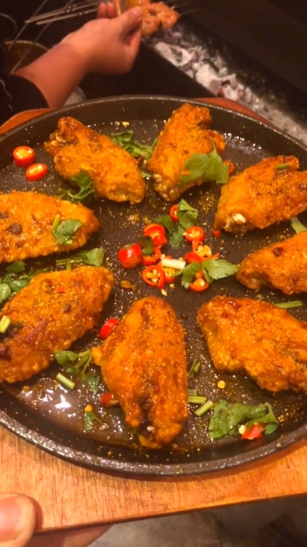 铁板麻辣翅中,万物皆可烤