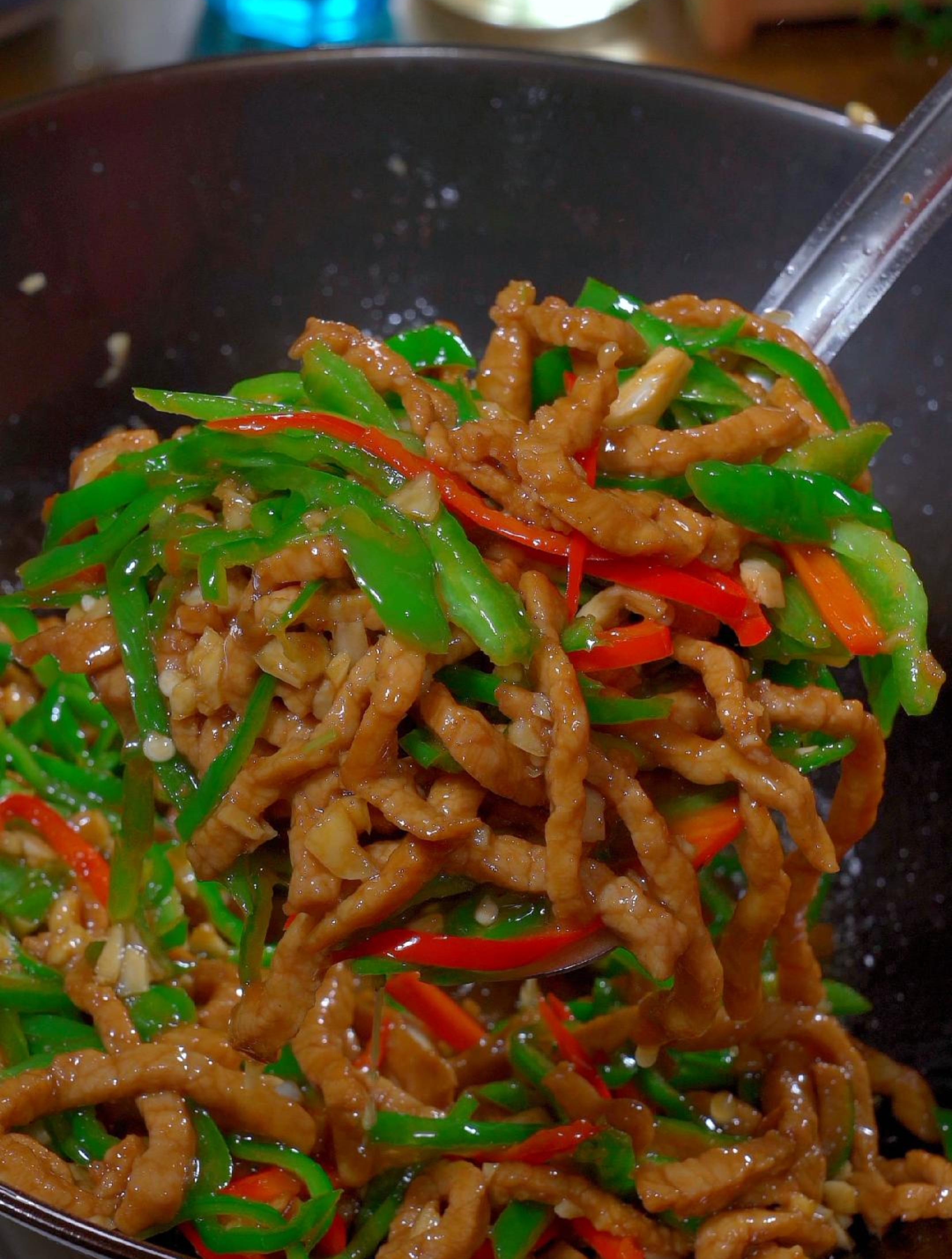 青椒肉丝像我这样做超级下饭,学会这个做法再也不用去饭店吃了