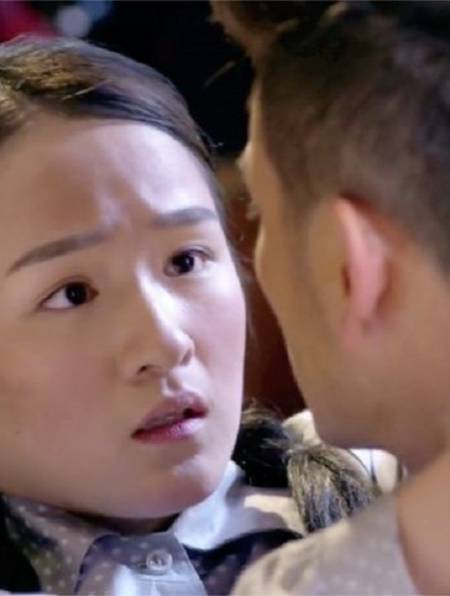 姑娘被绑着男人却坐视不理,美女直骂他太监,男人忍不了了.(2)-度小视