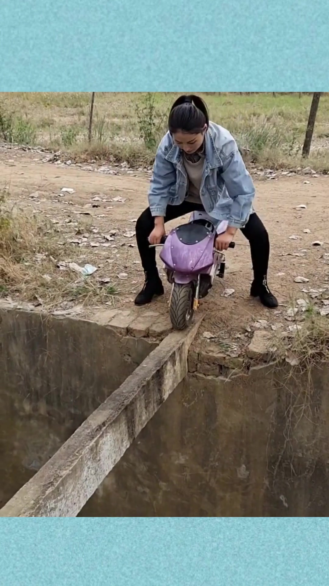 这才是真正的高手,开着三岁小孩的摩托车,走在独木桥上