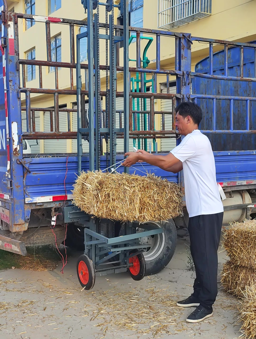 随车携带,边走边装的最新款双链条草捆装车-度小视