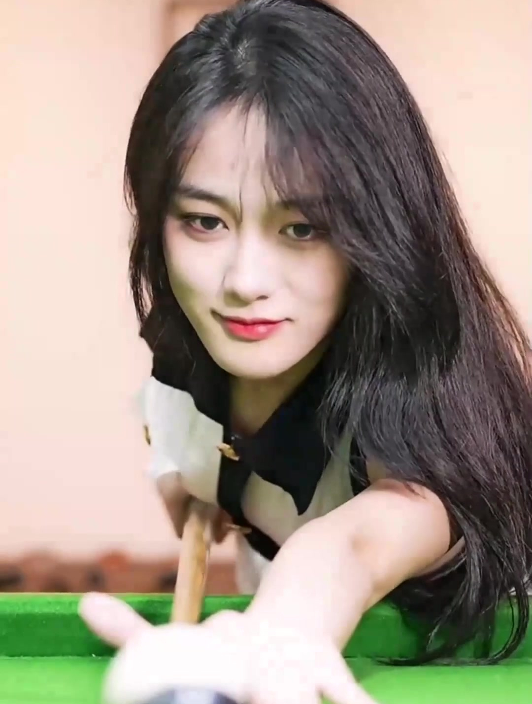 气质美女打台球,弯腰的那一刻我已经输了,这就是女神的魅力-度小视