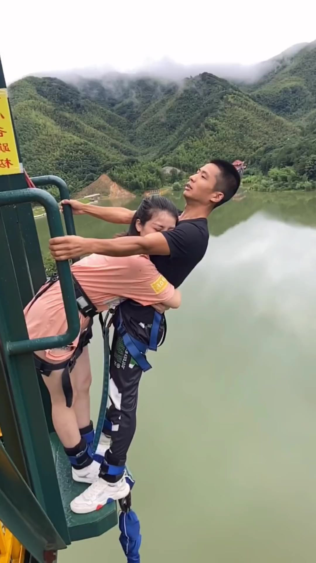 美女抱着大叔的样子,真是像极了爱情,一副小鸟依人的样子