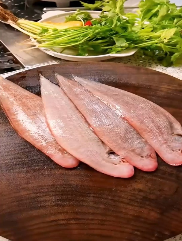 龙舌鱼融入豆酱的酱香味,烹饪出来的龙舌鱼口感咸香又美味-度小视