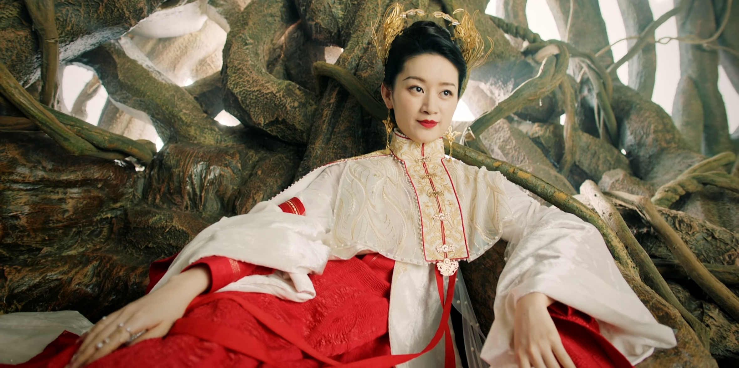 「明星」郭晓婷扮演疯批美人顺德仙姬,曾在仙剑三出演花楹一角