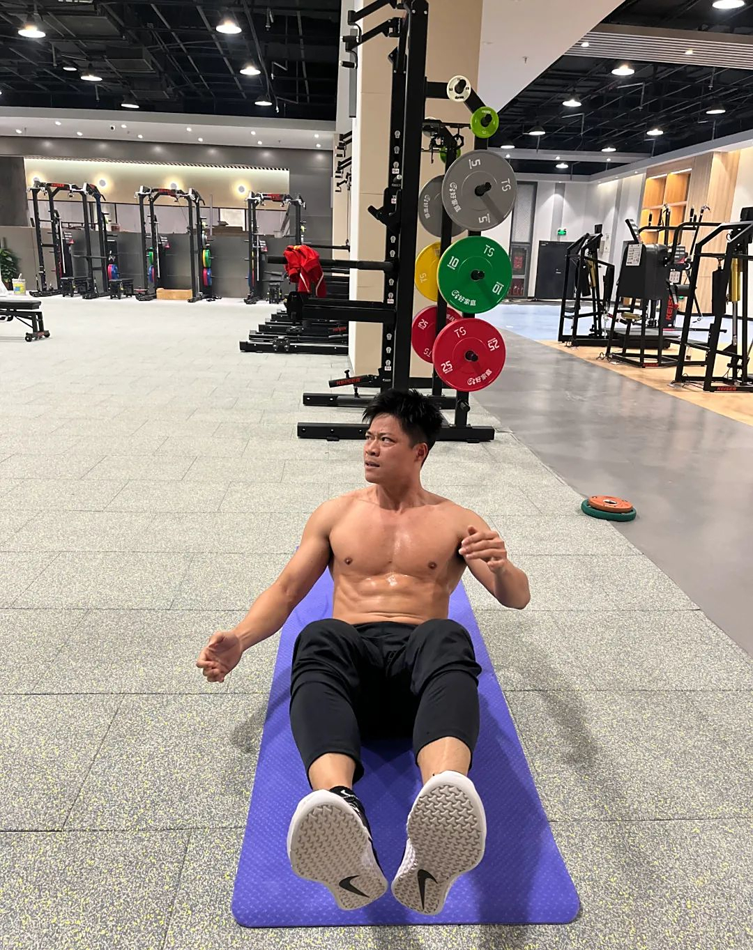 看过苏炳添的腹肌与翘臀,就知道他为了速度,可以自律到可怕!