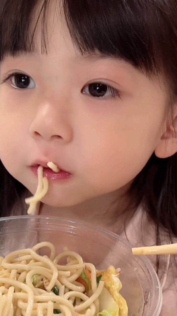 小女孩吃面好可爱呀,嘴巴嘟嘟得像一条小金鱼