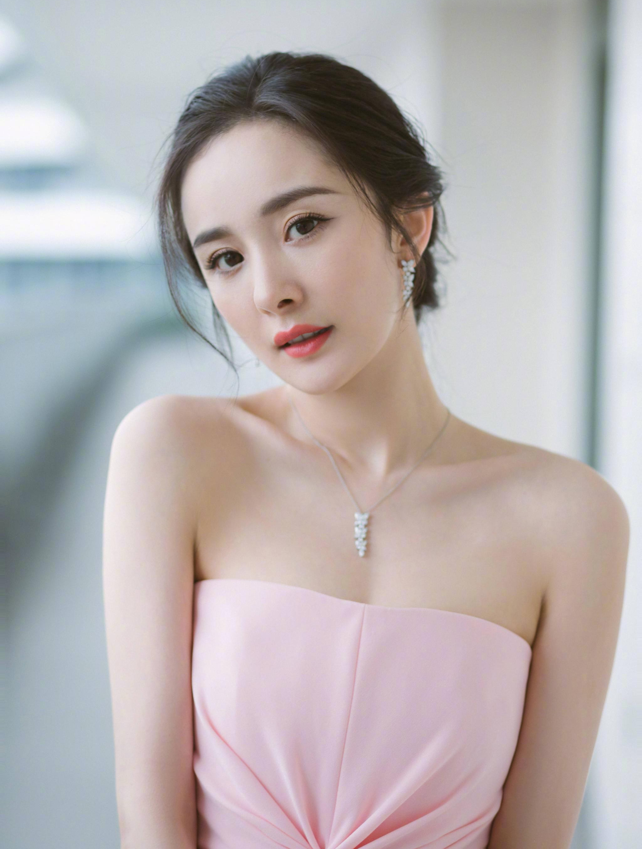 17岁的杨幂被成龙看中,一起拍广告,拍完片酬立马爆涨100倍(3)-度小视