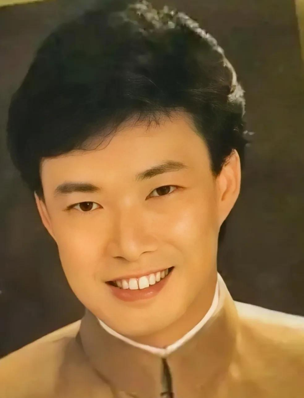 歌手费玉清,从青年到现在,9张照片,你喜欢哪张呢?