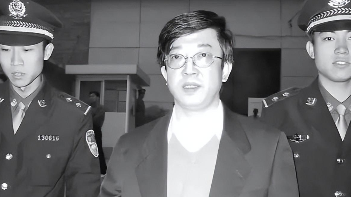 纪实:河北第一秘书李真,找4个空姐轮流伺候,敛财千万终获死刑